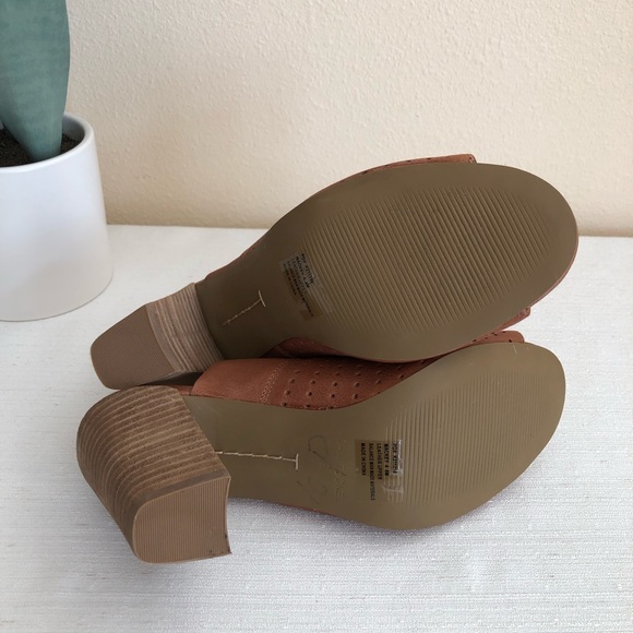 New Adam Tucker Mackey Cognac Laser Cut Leather Peep Toe Heeled Mules Woman’s 8M - Picture 13 of 13